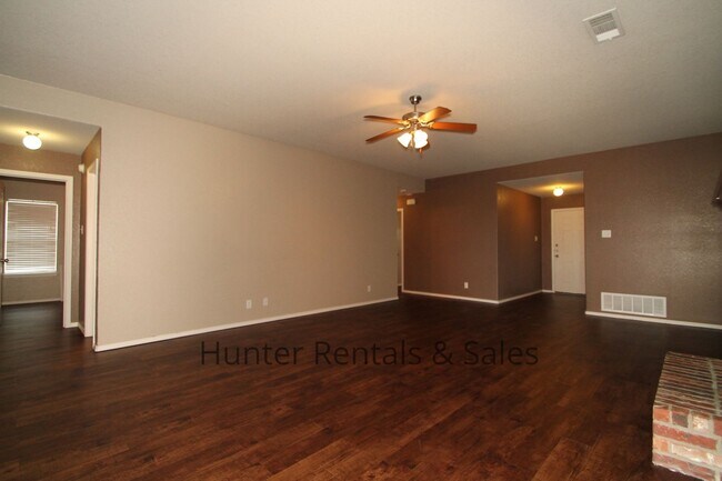 Building Photo - Fabulous Five Bedrooms!