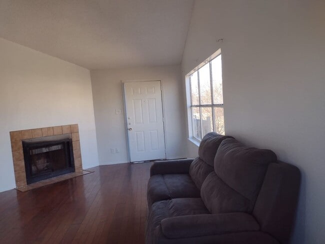 Building Photo - 933 Park Plaza Dr