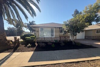 Building Photo - 466 E Pine St Building Photo - 466 E Pine St