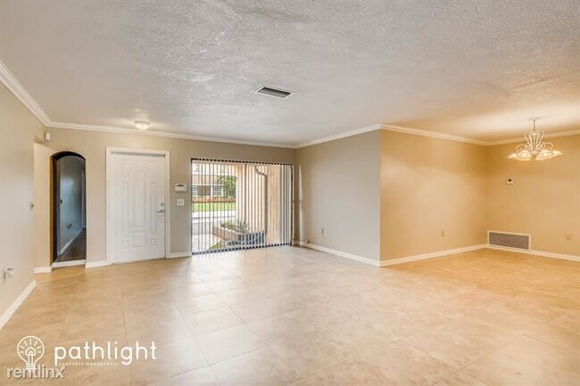 Building Photo - 3 br, 2 bath House - 9320 NW 13th St UNIT