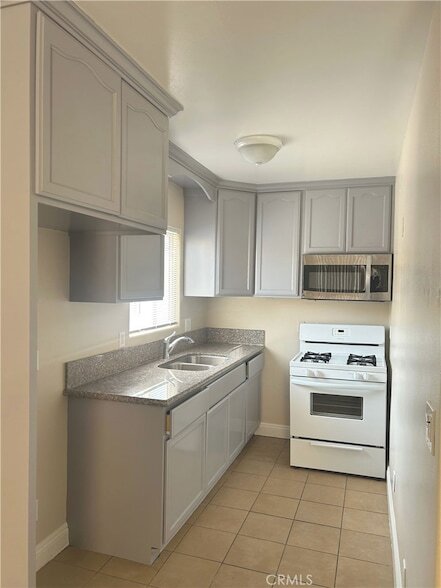 Building Photo - 626 W 59th Pl