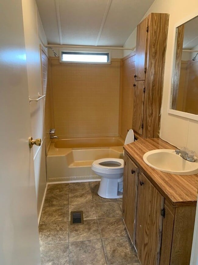 Building Photo - 3BD/1B Newly renovated mobile home off of ...