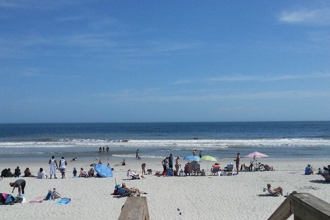 BEACH JUST STEPS AWAY - 185 5th Ave S Apartments