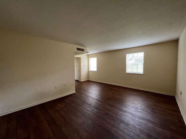 Building Photo - 2203 W Pensacola St