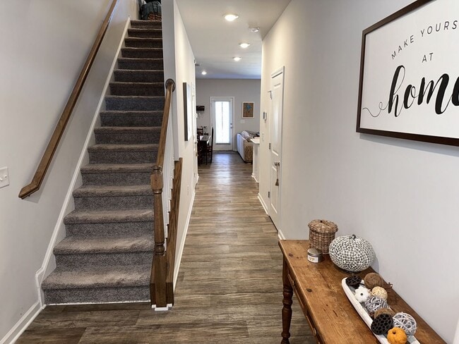 Foto del edificio - Like new townhome in Clayton with a fenced...