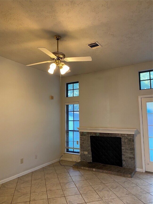 Foto del edificio - 14323 Arborcrest St