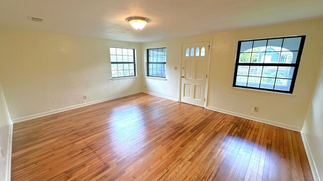 Building Photo - MIDTOWN 3/2 w/ Beautiful Wood Floors, Newer Paint, Inside Utility Area, & More! $1695/month Avail...