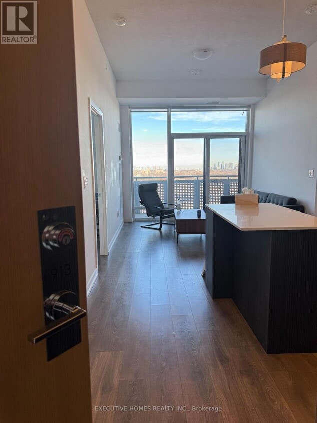 Photo principale - 2520 Eglinton Ave W