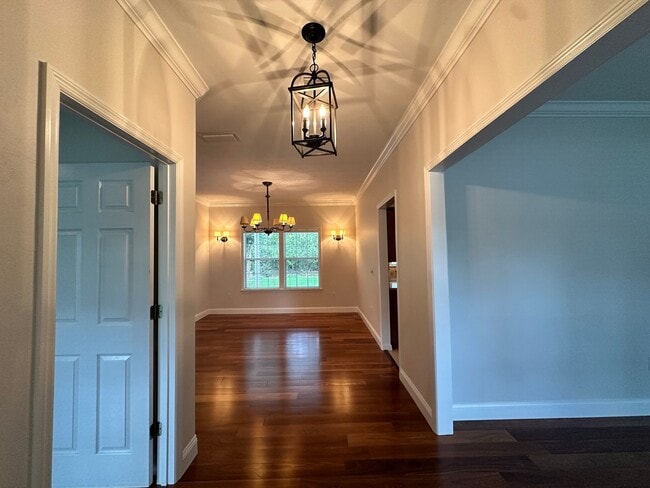 Foto del edificio - Spacious 4-Bedroom Gem in Sought-After Brookfield | Over 2,000 Sq Ft + Smart Features