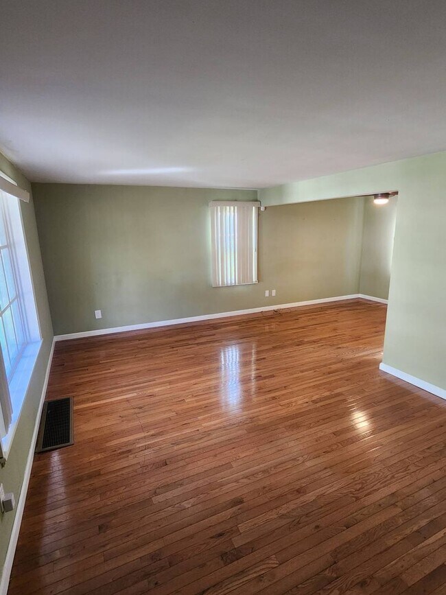 Building Photo - Charming 3-Bedroom Property in Prime Location