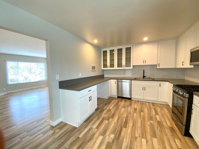 Kitchen - 444 Irvine Ave
