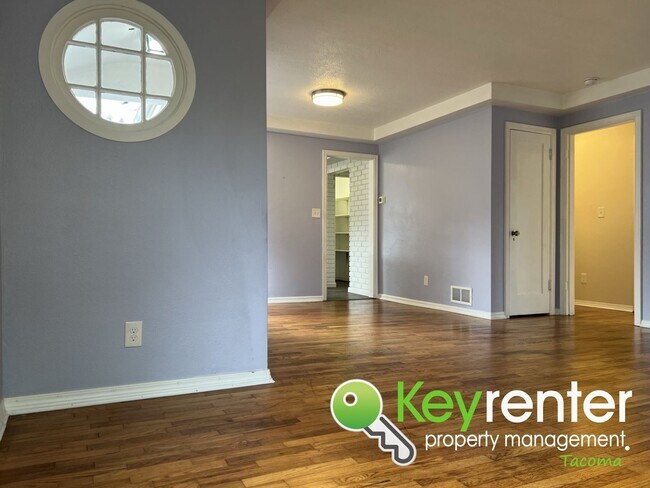 Building Photo - Adorable Centrally Located Tacoma House!