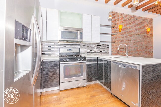 Building Photo - 404 Suydam St