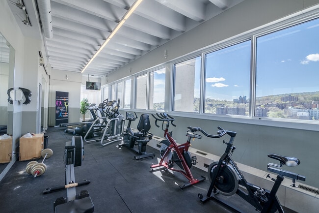 Building Photo - 1975 Maisonneuve Blvd W