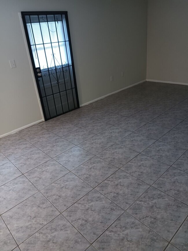 Building Photo - 1424 Holden Ave