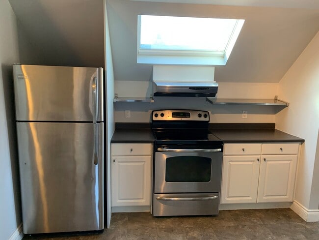 Photo du bâtiment - Contemporary 1-Bedroom Legal Apartment for Rent in Oshawa