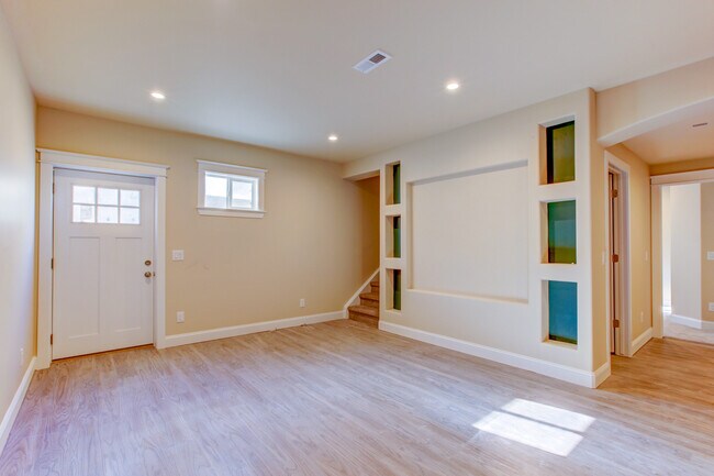 Sala de estar y nicho de televisión. - 2708 Ironton St