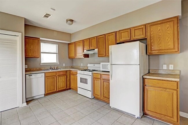 Building Photo - 2424 Brun St