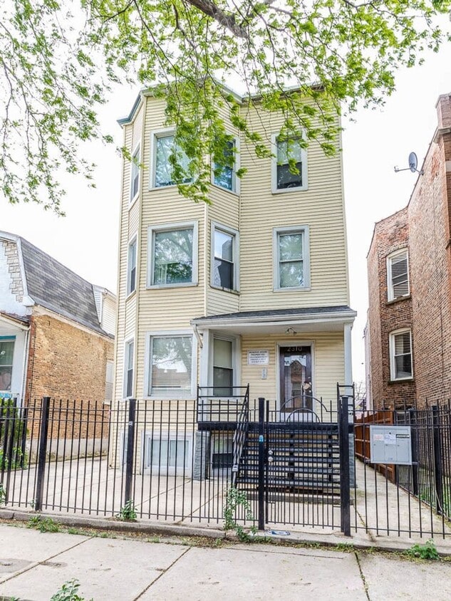 Foto principal - 2310 N Kenneth Ave