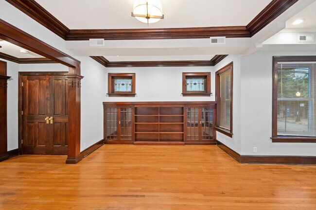 Building Photo - 1475 W Farragut Ave