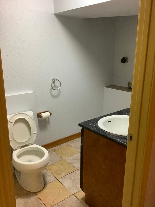 Bathroom - 5819 Bayview Ave