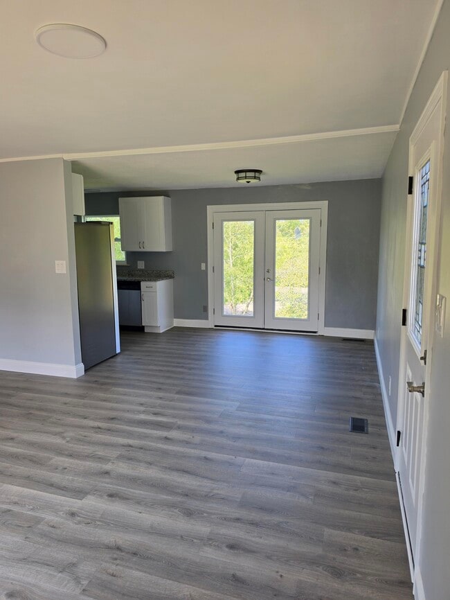 Building Photo - 421 River Bend Dr