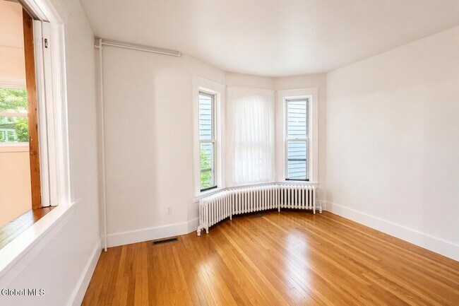 Foto del edificio - 127 N Pine Ave