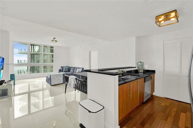 Building Photo - 300 S Biscayne Blvd
