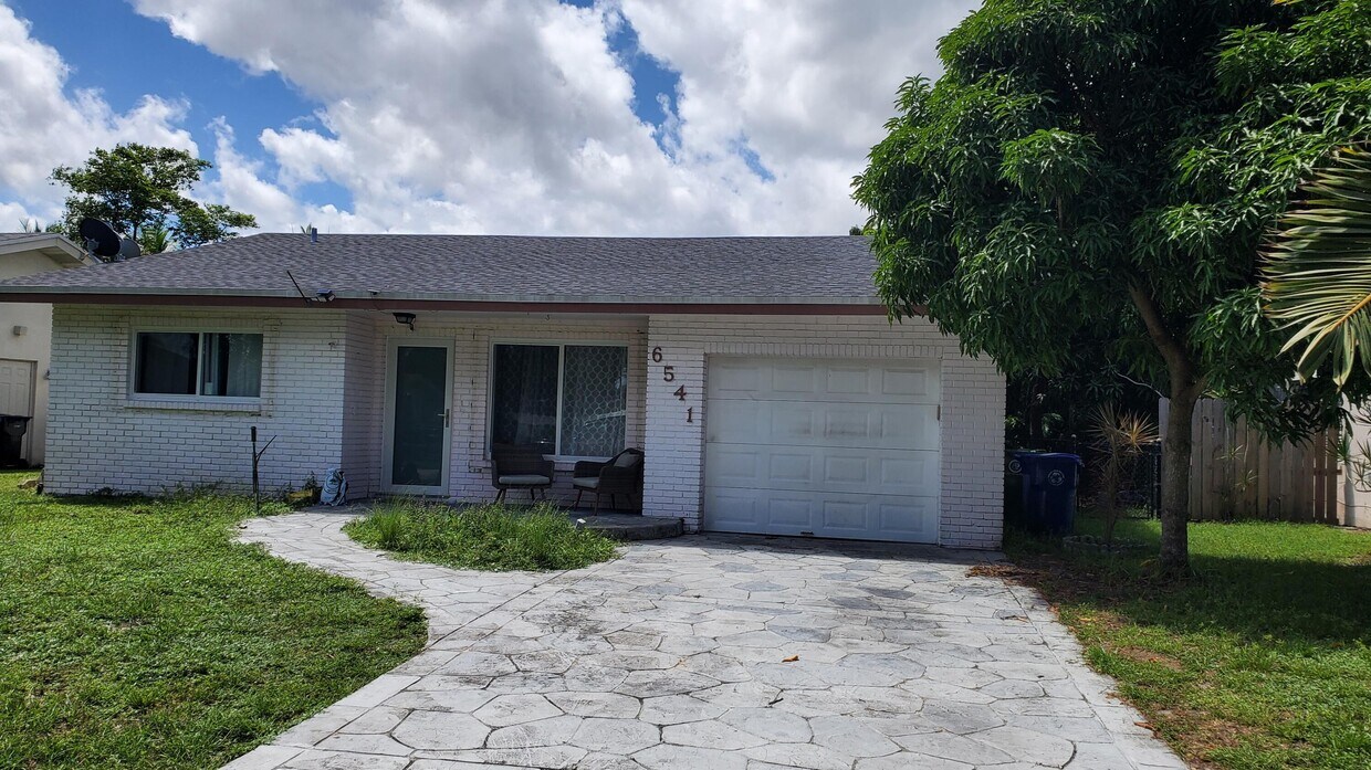 Foto principal - 6541 NW 33rd Way