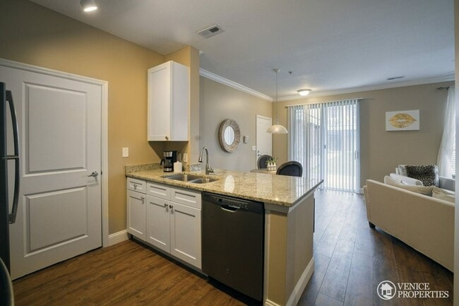 Building Photo - One Bedroom With Garage near Grandview