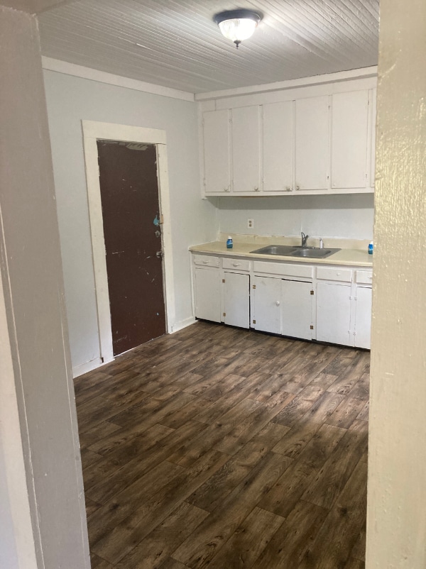 Building Photo - 303 Summeral St