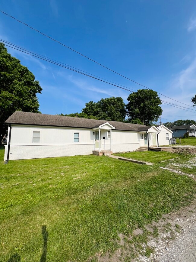 Building Photo - 127 W Southern Ave
