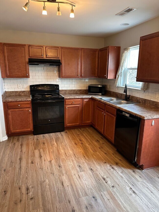 Building Photo - Great home in quiet neighborhood