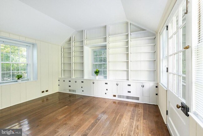 Foto del edificio - 250 Landover Rd