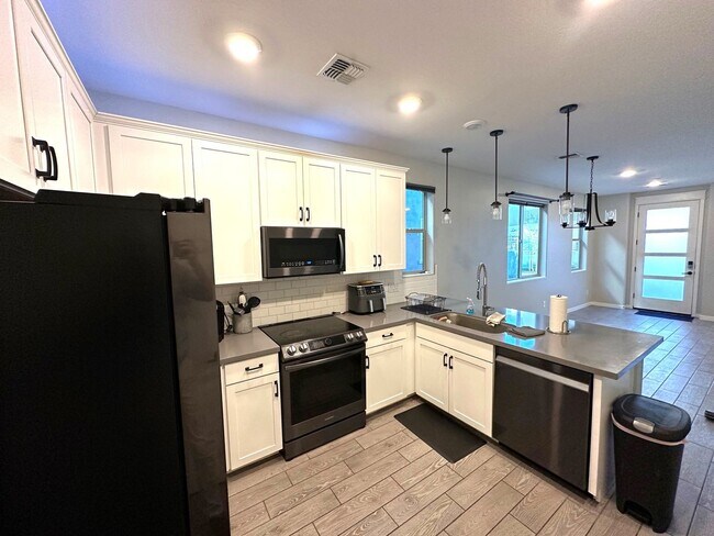 Foto del edificio - 4 bed 2.5 bath townhouse in The Crossings