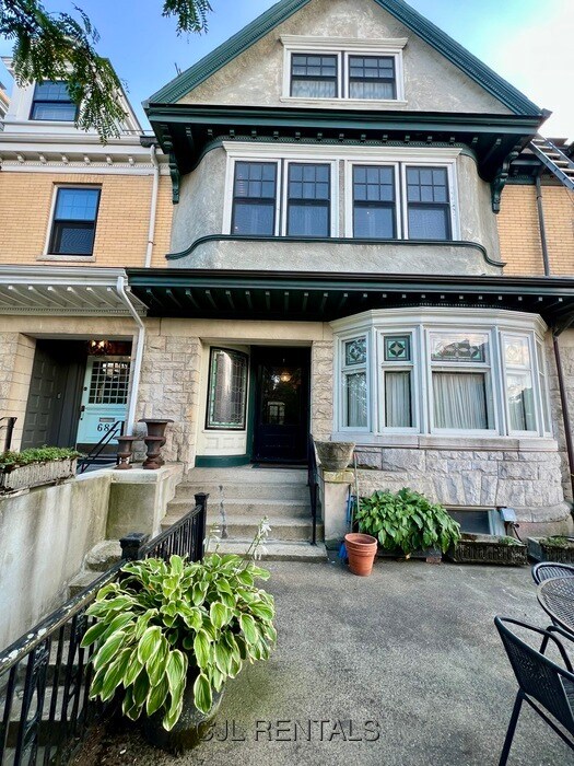 Foto principal - 684 Washington St