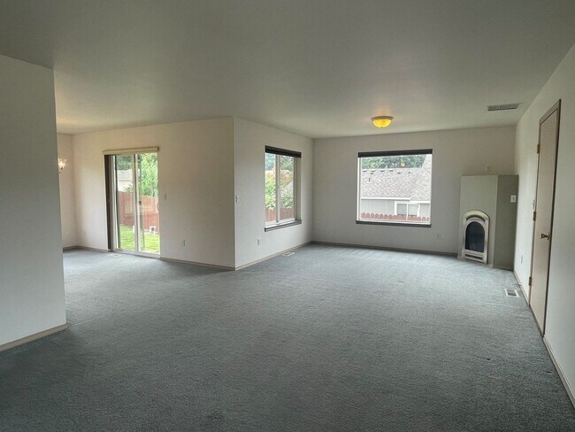 Building Photo - Now renting 3 bedroom House