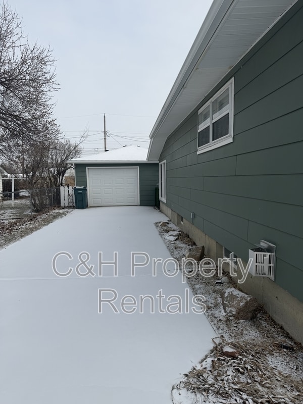 Building Photo - 1017 25th St W