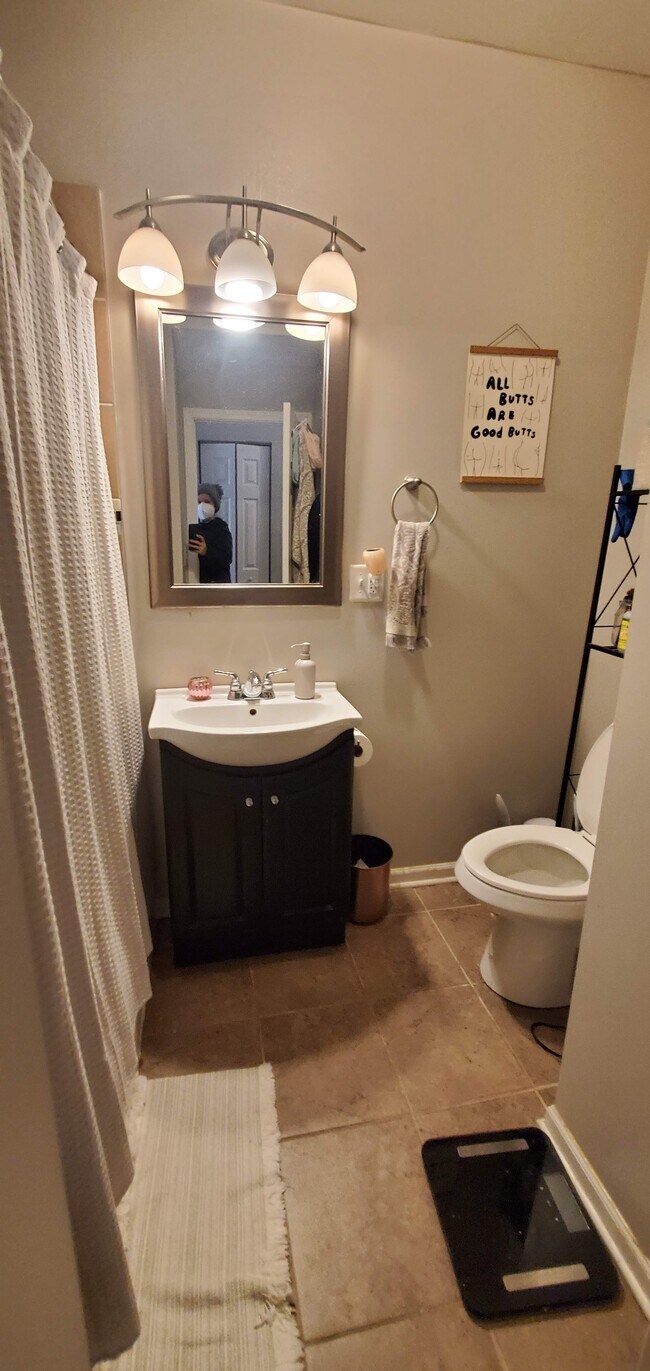 bathroom - 1908 W 21st Pl