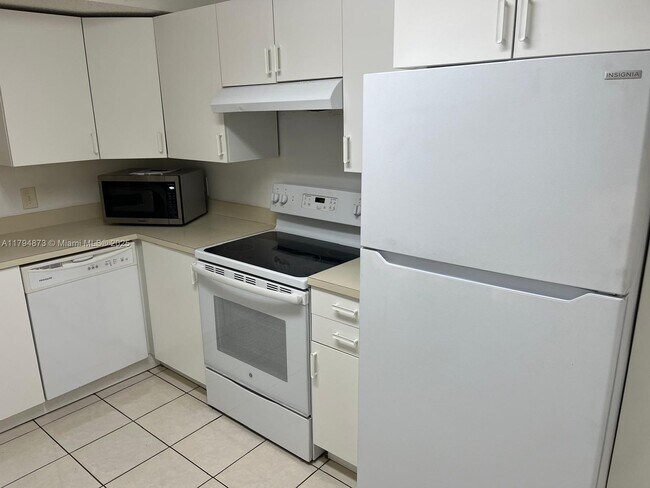 Foto del edificio - 9001 Wiles Rd