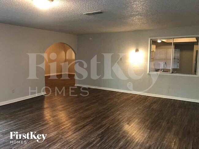 Foto del edificio - 732 NW Ann Lois Ln