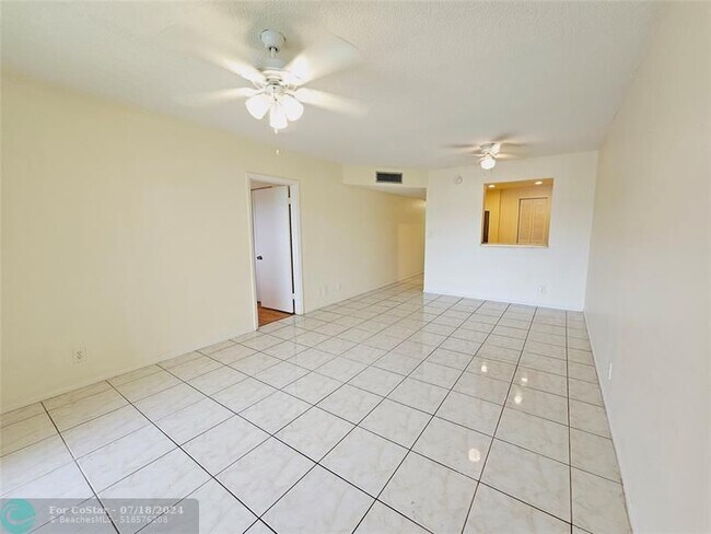 Foto del edificio - 8025 N Colony Cir