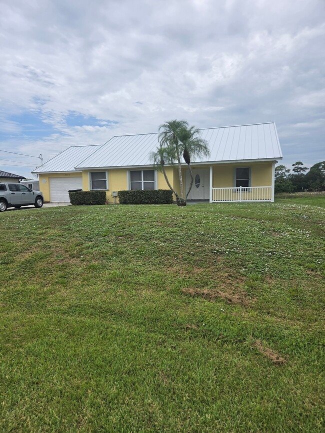 Building Photo - 2138 SW Alminar St