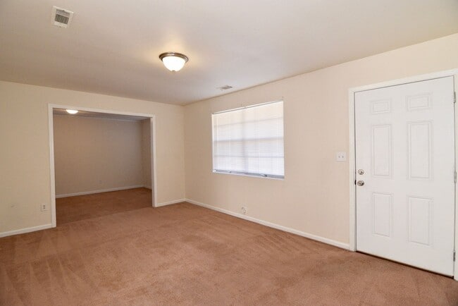 Building Photo - 3 Bed/1.5 Bath home off Meadowbrook Drive ...