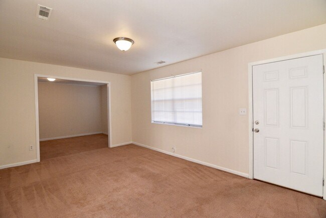 Foto del edificio - 3 Bed/1.5 Bath home off Meadowbrook Drive ...