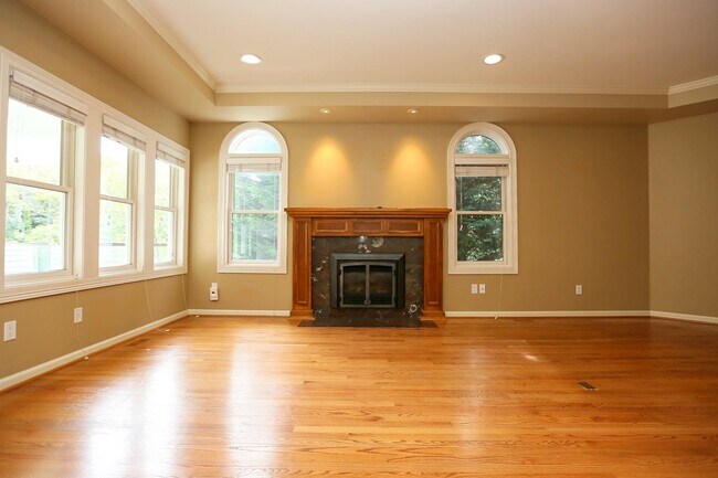Building Photo - 1535 Magnolia Blvd W