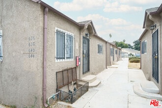 Building Photo - 640 W 81st St