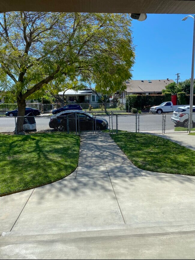 Foto del edificio - 2633 Jeffries Ave