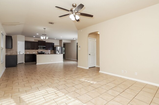 Foto del edificio - 4 bedroom - Open Floor plan - Move in ready