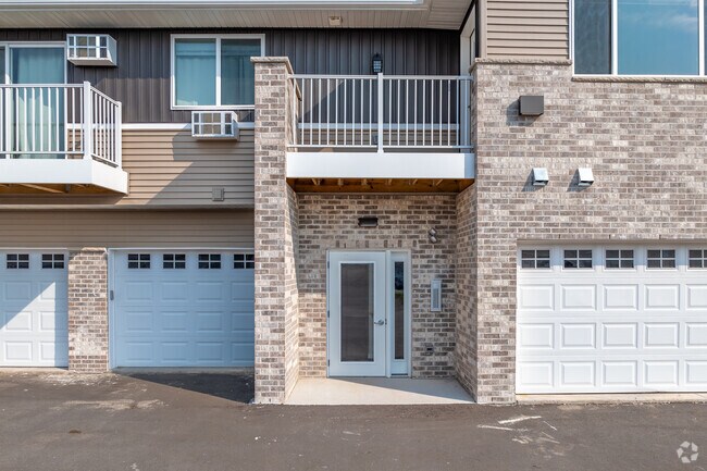 Entrada - Fox Crossing Creek Apartments